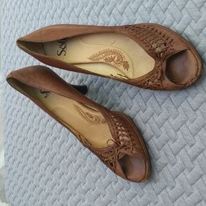 Brown leather Sofft pumps